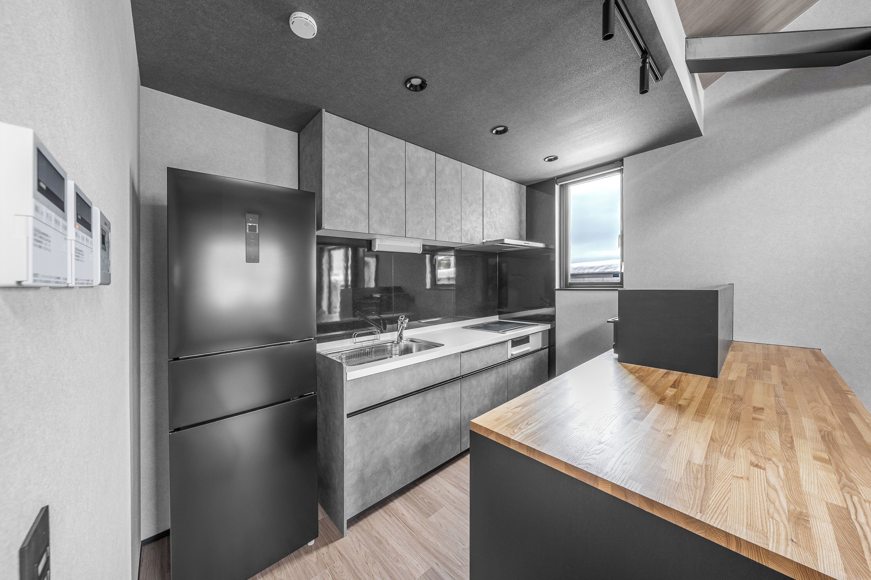 冷蔵庫、電子レンジ、コンロ、調理器具と食器