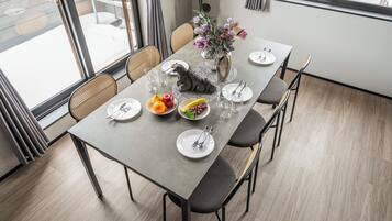 客室内のダイニングエリア