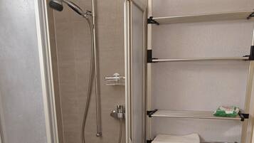 Serviettes fournies, papier toilette