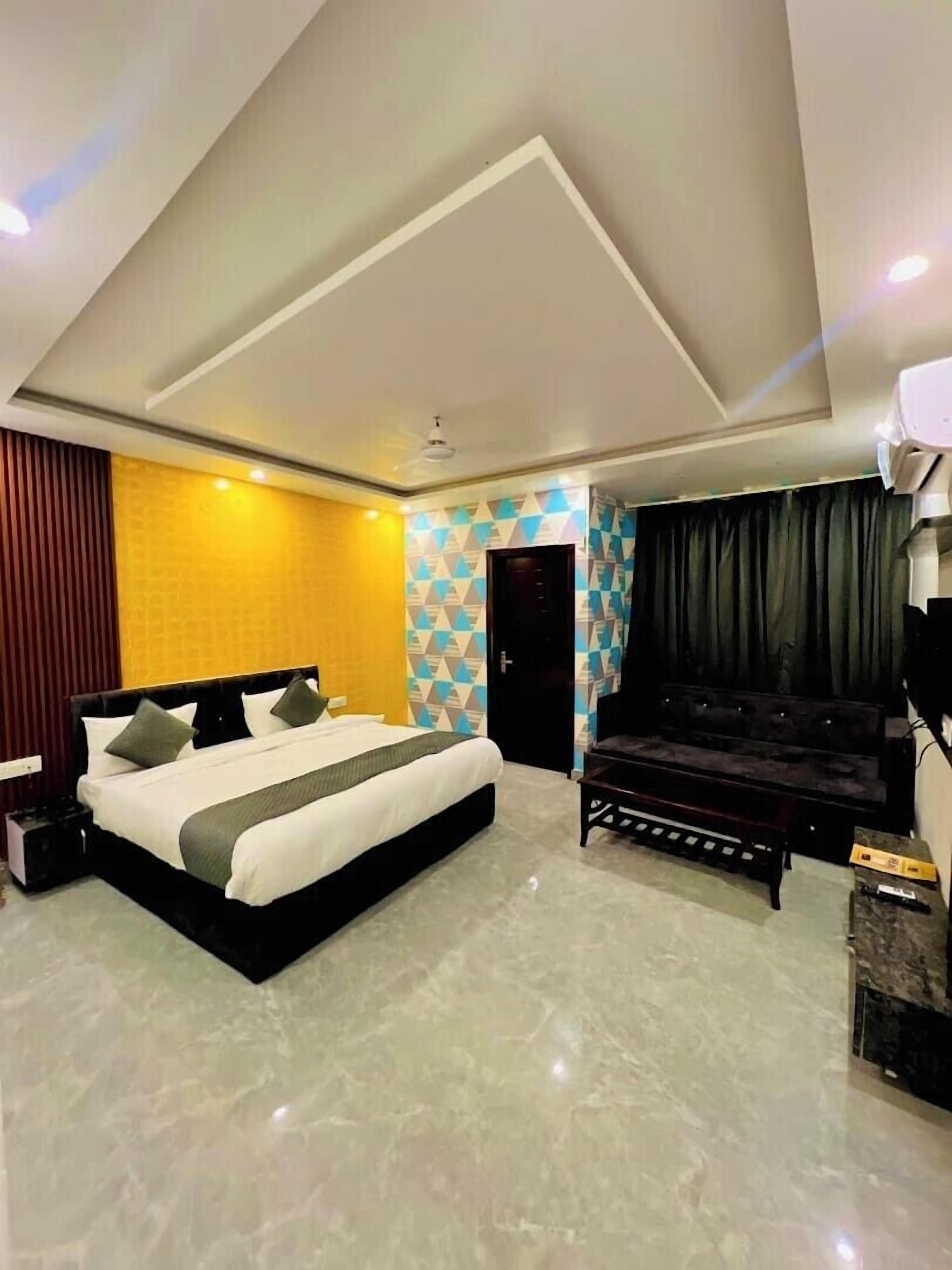 Premium Room | Iron/ironing board, free WiFi