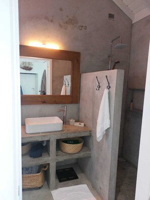 Sèche-cheveux, serviettes fournies, savon, papier toilette