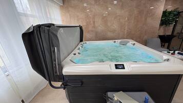 Sauna, poreallas, klassista hierontaa, urheiluhierontaa, 1 hoitohuone