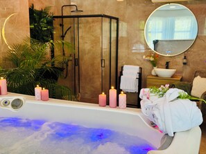 Un sauna, una bañera de hidromasaje, masajes suecos, masajes deportivos