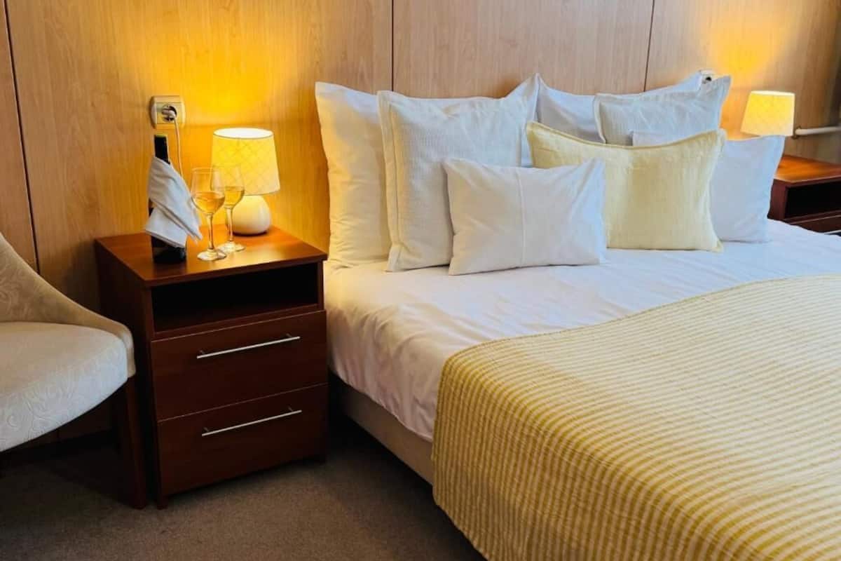 Economy-rum | Värdeförvaringsskåp på rummet, skrivbord och mörkläggningsgardiner