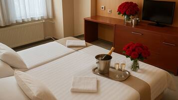 Chambre Triple Confort, vue cour intérieure | Coffres-forts dans les chambres, bureau, rideaux occultants