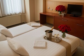 Kolmen hengen comfort-huone, näköala pihalle | Tallelokero huoneessa, työpöytä, pimennysverhot, ilmainen Wi-Fi