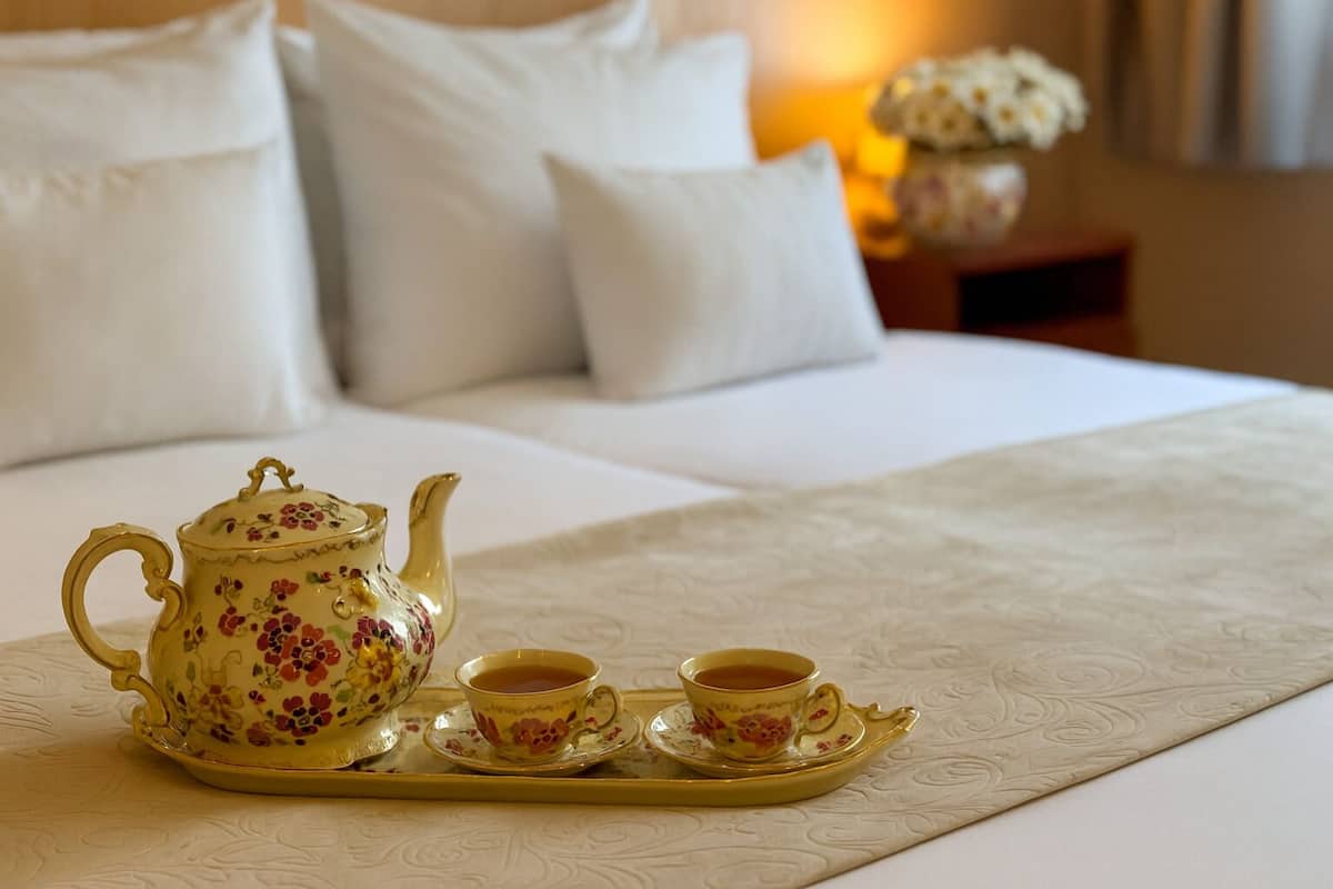 Neljän hengen perhehuone, näköala pihalle | Tallelokero huoneessa, työpöytä, pimennysverhot, ilmainen Wi-Fi