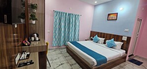 Desk, laptop workspace, free WiFi - The Tej Continental (Patna)