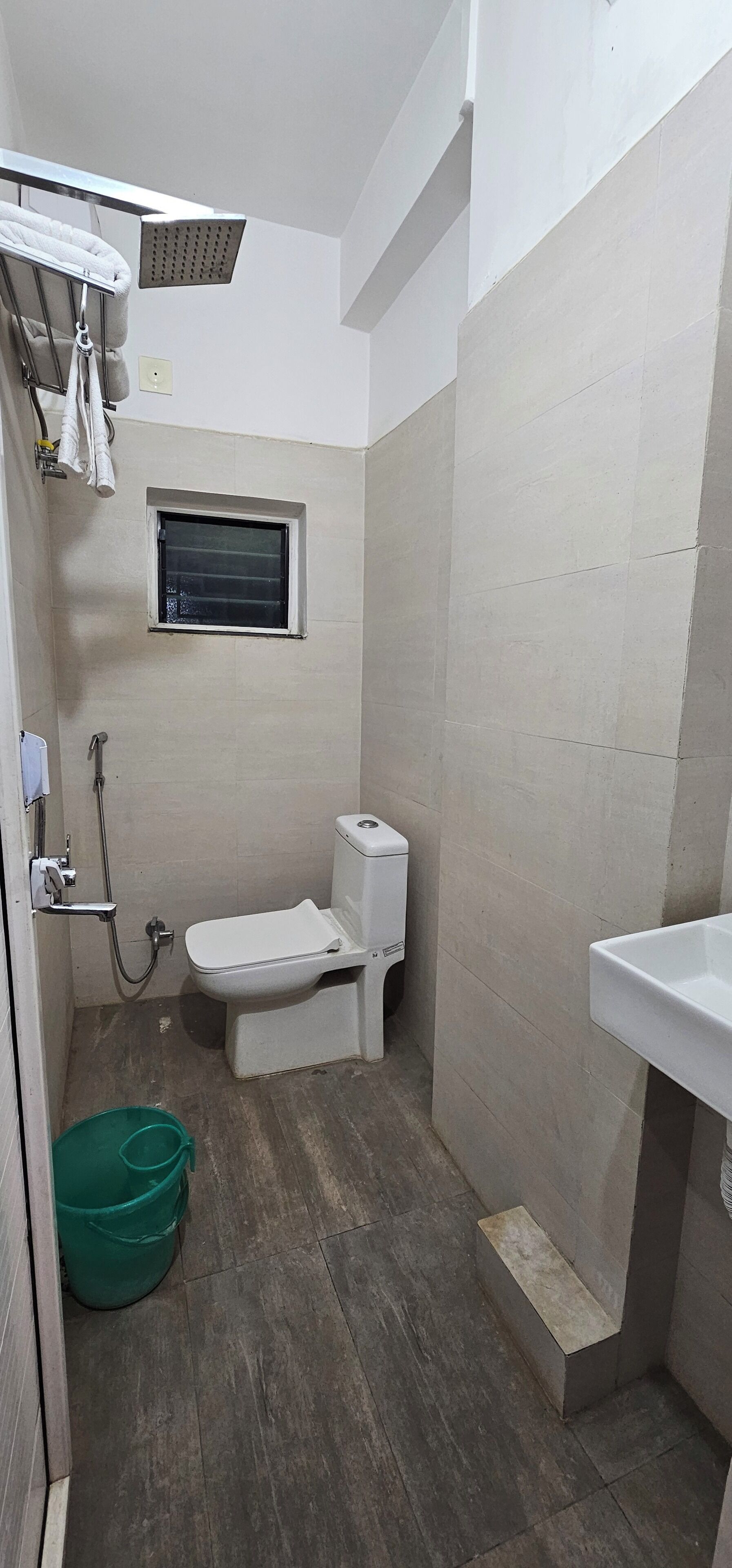 Luxury-Suite, Stadtblick | Badezimmer | Dusche, Handtücher, Seife, Shampoo