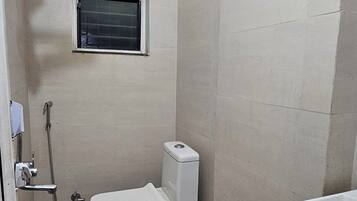 Luxury-Suite, Stadtblick | Badezimmer | Dusche, Handtücher, Seife, Shampoo