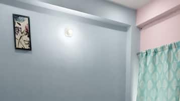 Quarto solteiro luxo | Escrivaninha, espaço de trabalho para notebook, Wi-Fi de cortesia