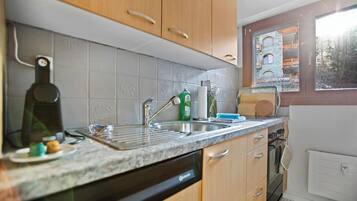 Réfrigérateur, four, plaque de cuisson, lave-vaisselle