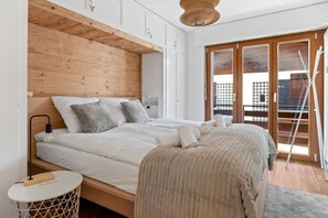 Escritorio, tabla de planchar con plancha, cuna de viaje y wifi