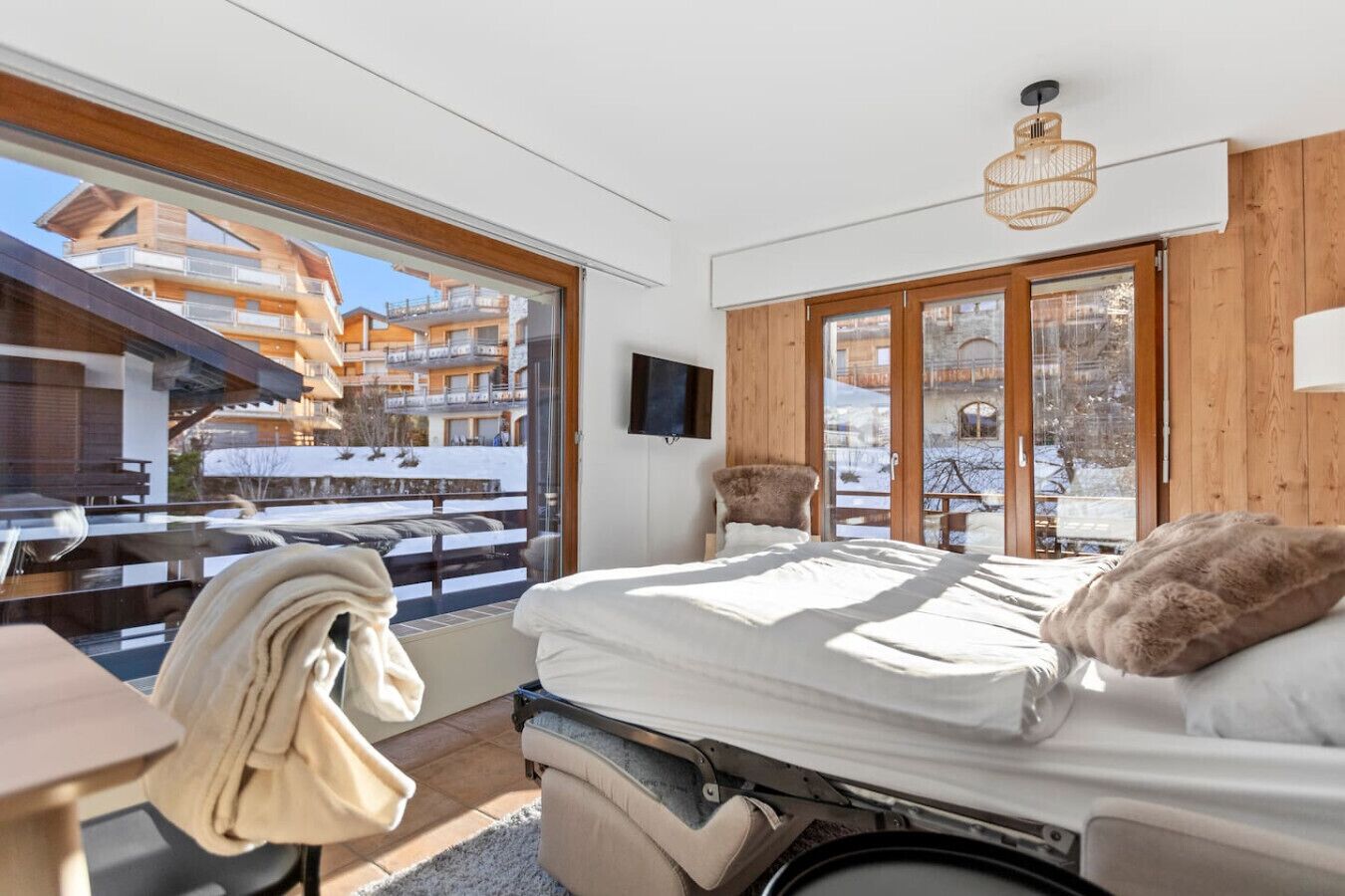 Bureau, fer et planche à repasser, lit parapluie, Wi-Fi