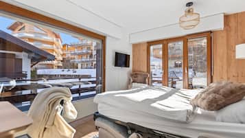 Een bureau, een strijkplank/strijkijzer, reisbedje, wifi