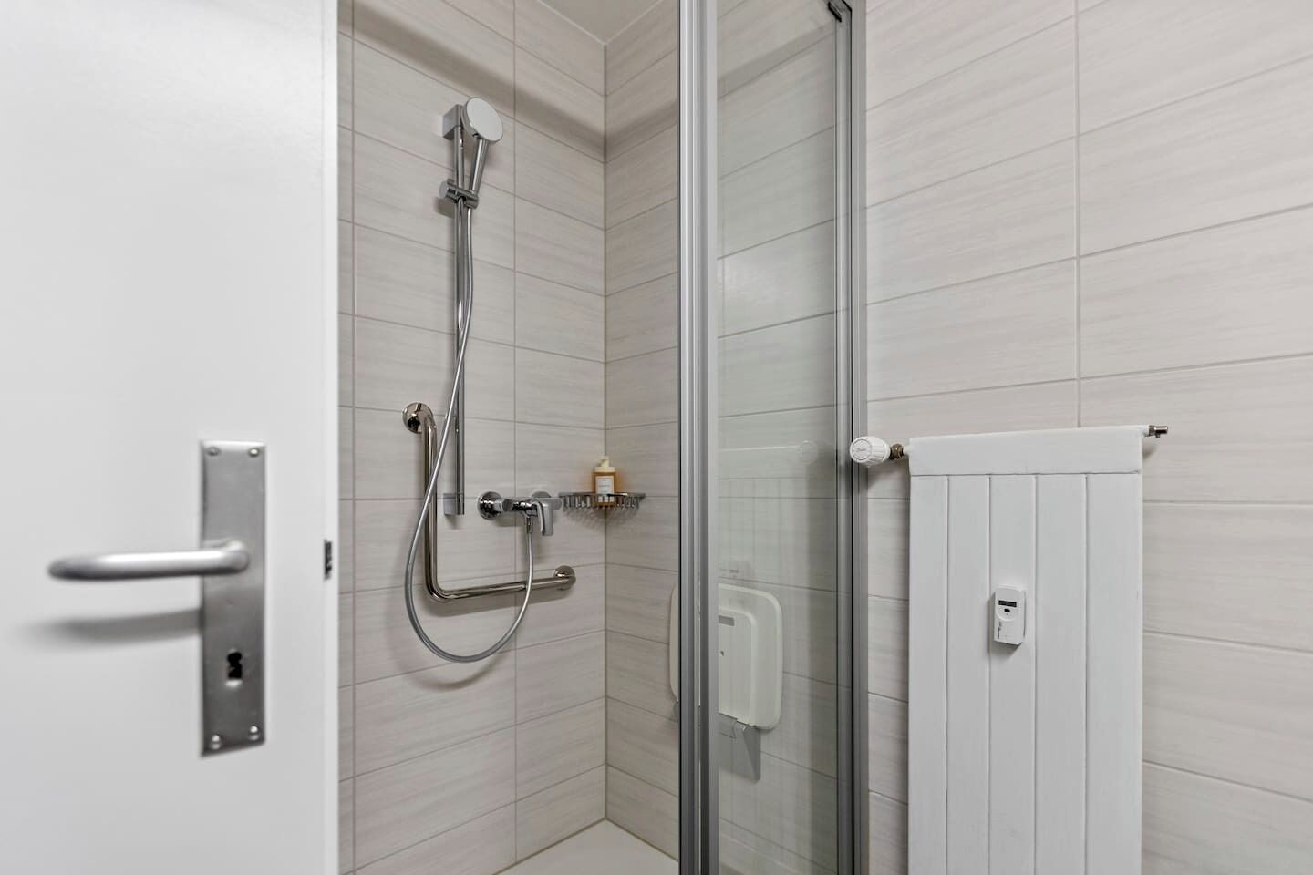 バスアメニティ (無料)、ヘアドライヤー、タオル、トイレットペーパー