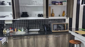 Fridge, microwave, oven, stovetop - 2 bedroom akenza cottage (Nairobi)