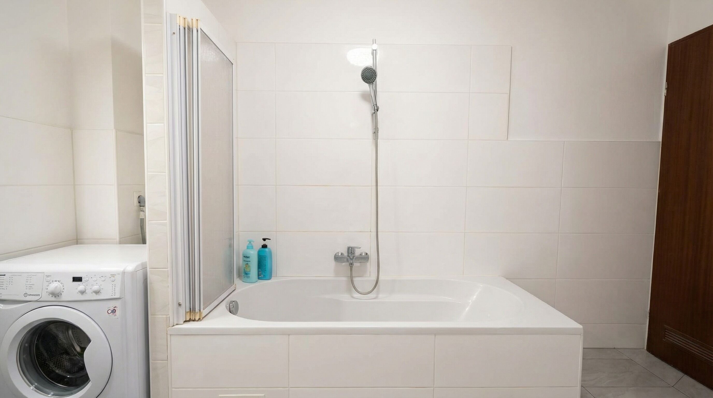 Basic Apartment | Bathroom | Combined shower/bathtub, free toiletries, hair dryer, towels