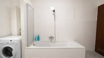 Basic Apartment | Bathroom | Combined shower/bathtub, free toiletries, hair dryer, towels