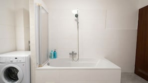 Basic-Apartment | Badezimmer | Duschwanne, kostenlose Toilettenartikel, Haartrockner, Handtücher