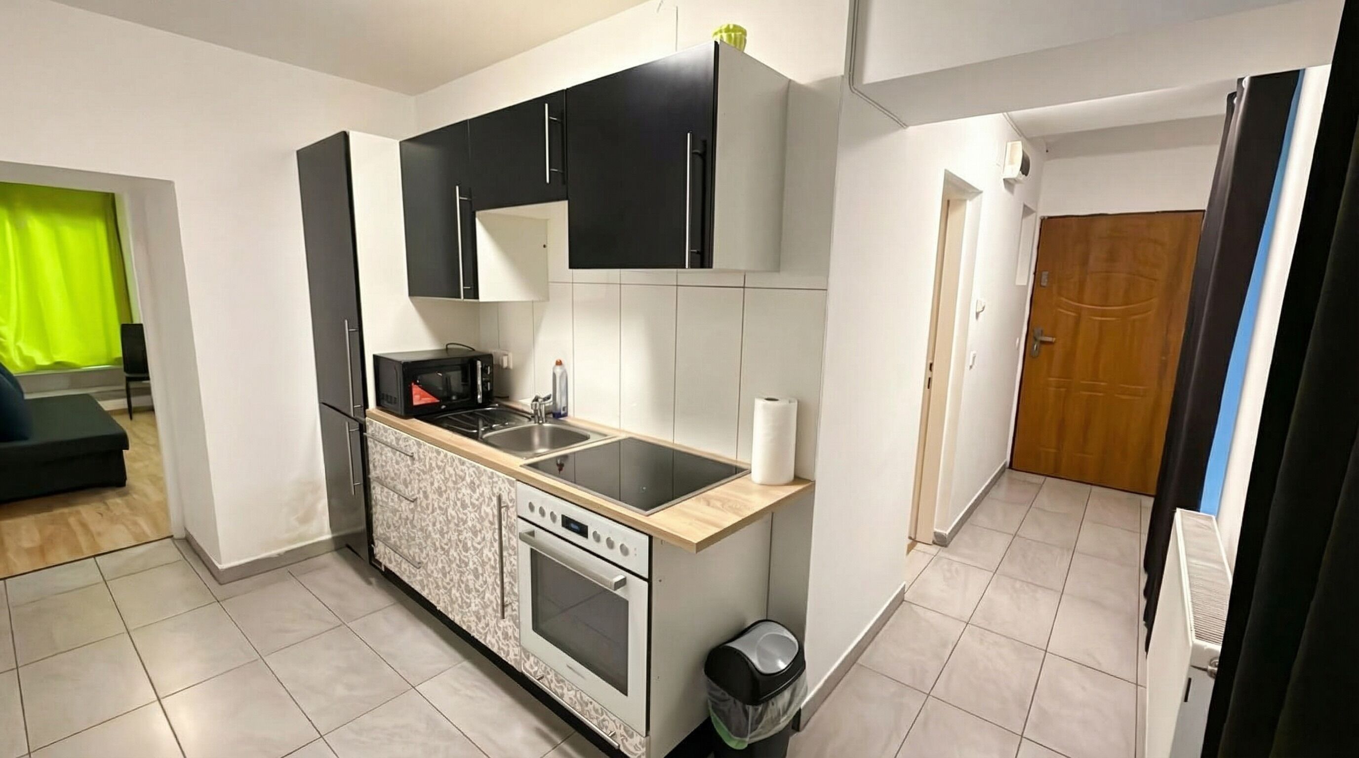 Basic Apartment | Private kitchen | Fridge, oven, stovetop, cookware/dishes/utensils