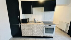 Apartamento básico | Cocina privada | Frigorífico, horno, placa de cocina y utensilios de cocina