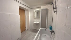 Basic Apartment | Bathroom | Combined shower/bathtub, free toiletries, hair dryer, towels - Beautiful 1BR Apartment Near Prater Park (Vienna)