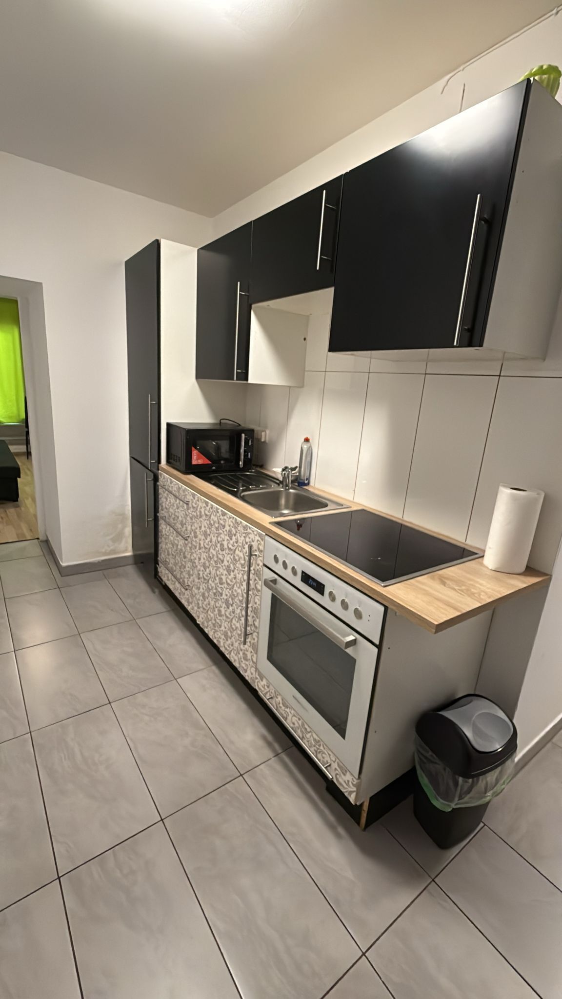 Basic Apartment | Private kitchen | Fridge, oven, stovetop, cookware/dishes/utensils