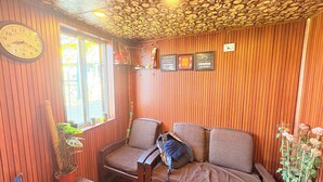 Lobby sitting area - Merry Vista Homestay Darjeeling (Darjeeling)