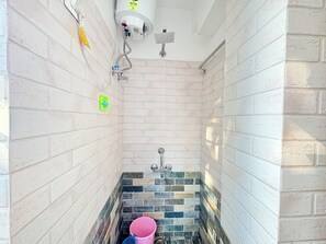Quarto casal luxo | Banheiro | Chuveiro, produtos de toalete grátis, toalhas de banho 