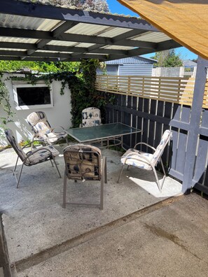 Outdoor dining - Comfort on Lane – Air-Conditioned Home with BBQ, Close to Beaches & Wineries (Hastings)