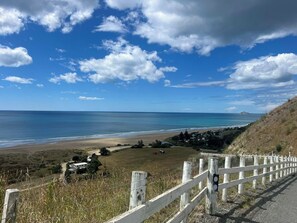 Beach - Comfort on Lane – Air-Conditioned Home with BBQ, Close to Beaches & Wineries (Hastings)