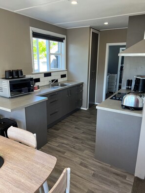 Fridge, microwave, oven, stovetop - Comfort on Lane – Air-Conditioned Home with BBQ, Close to Beaches & Wineries (Hastings)