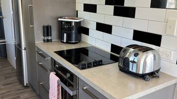 Refrigerador, microondas, horno, placa de cocina