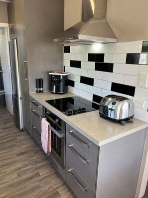 Fridge, microwave, oven, stovetop - Comfort on Lane – Air-Conditioned Home with BBQ, Close to Beaches & Wineries (Hastings)