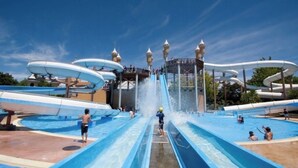 En vandpark med flere vandrutsjebaner og pools.
