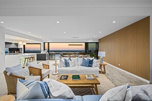 Een televisie en een open haard