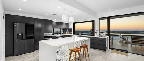 Micro-ondes, four, plaque de cuisson, lave-vaisselle