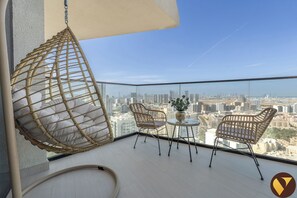 Apartemen Mewah, balkon, pemandangan kota | Setrika/meja setrika dan tempat tidur bayi (biaya tambahan)