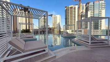 Luxe appartement, balkon, uitzicht op stad | Een strijkplank/strijkijzer, babybedden, gratis wifi, beddengoed