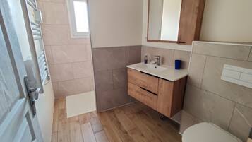 Douche, sèche-cheveux, savon, papier toilette