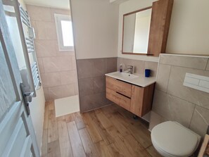 Douche, sèche-cheveux, savon, papier toilette