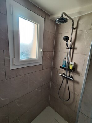 Douche, sèche-cheveux, savon, papier toilette