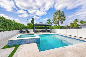 Pool - BEACH HOME, HEATED POOL, COURTS, MOVIE & GAME ROOM (Naples)