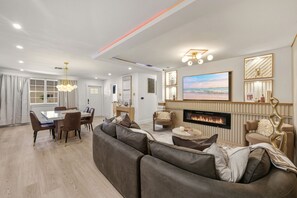 TV, fireplace - BEACH HOME, HEATED POOL, COURTS, MOVIE & GAME ROOM (Naples)