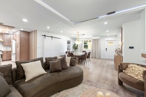 TV, fireplace - BEACH HOME, HEATED POOL, COURTS, MOVIE & GAME ROOM (Naples)