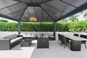 Outdoor dining - BEACH HOME, HEATED POOL, COURTS, MOVIE & GAME ROOM (Naples)