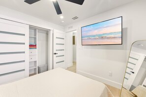 4 bedrooms, iron/ironing board, WiFi, bed sheets - BEACH HOME, HEATED POOL, COURTS, MOVIE & GAME ROOM (Naples)
