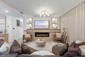 TV, fireplace - BEACH HOME, HEATED POOL, COURTS, MOVIE & GAME ROOM (Naples)