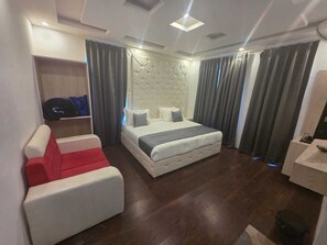 Desk, laptop workspace, blackout drapes, soundproofing - AZURI BLISSS RESORT (Budgam)